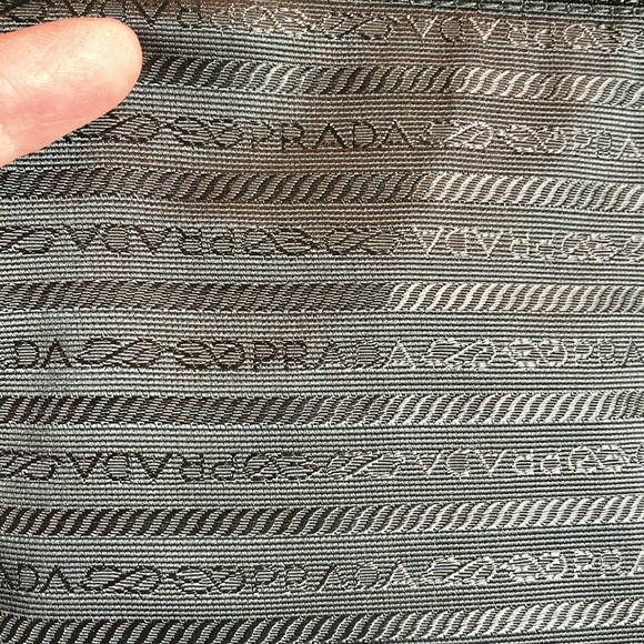 Vintage Prada Wool shoulder bag!🖤🩶 - Picture 13 of 14